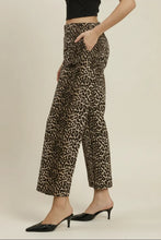 Load image into Gallery viewer, UMGEE animal print cropped trouser
