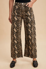 Load image into Gallery viewer, Snakeskin Comfort stretch barrel jeans
