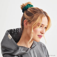 Load image into Gallery viewer, Elf x kitsch Scrunchies 2pc - White &amp; Green
