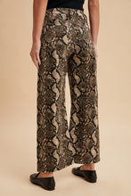 Load image into Gallery viewer, Snakeskin Comfort stretch barrel jeans
