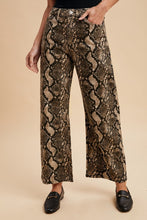 Load image into Gallery viewer, Snakeskin Comfort stretch barrel jeans
