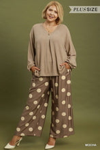 Load image into Gallery viewer, Plus UMGEE wide leg cropped mocha polka dot trouser
