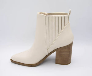 SHOE SALE‼️ Duvet western cream pointy booties