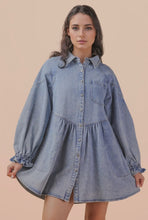 Load image into Gallery viewer, Plus Vintage Wash denim babydoll collar dress with heart button details
