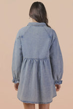 Load image into Gallery viewer, Plus Vintage Wash denim babydoll collar dress with heart button details
