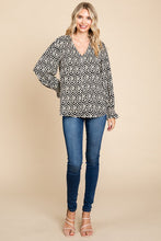 Load image into Gallery viewer, MAZE- Black/white geo printed poet sleeves top
