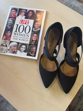Load image into Gallery viewer, Pointy black heel-low heel
