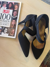 Load image into Gallery viewer, Pointy black heel-low heel
