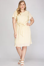 Load image into Gallery viewer, Plus SAYLOR- Cream pleated flutter sleeve dress
