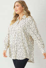 Load image into Gallery viewer, Plus DALI- Natural Satin oversized scrible print button down pocket shirt
